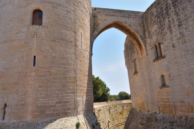 Mallorca, İspanya - 8 Mayıs 2019 : Bellver Castle (Castell de Bellver), Mayorka Adası'nda Palma'nın merkezine yakın gotik tarzı bir kale, Balear Adaları, İspanya.