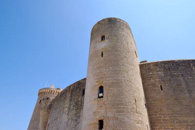 Mallorca, İspanya - 8 Mayıs 2019 : Bellver Castle (Castell de Bellver), Mayorka Adası'nda Palma'nın merkezine yakın gotik tarzı bir kale, Balear Adaları, İspanya.
