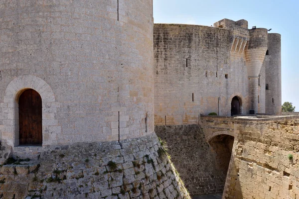 Maiorca, Espanha - 8 de maio de 2019: Castelo de Bellver (Castell de Bellver), um castelo de estilo gótico perto do centro de Palma, na Ilha de Maiorca, Ilhas Baleares, Espanha . — Fotografia de Stock