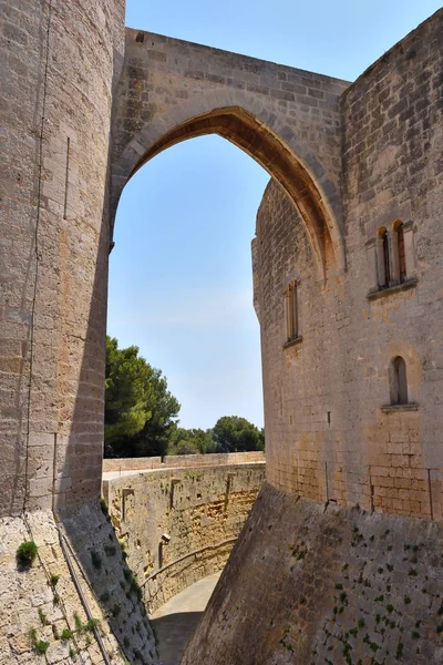 Maiorca, Espanha - 8 de maio de 2019: Castelo de Bellver (Castell de Bellver), um castelo de estilo gótico perto do centro de Palma, na Ilha de Maiorca, Ilhas Baleares, Espanha . — Fotografia de Stock