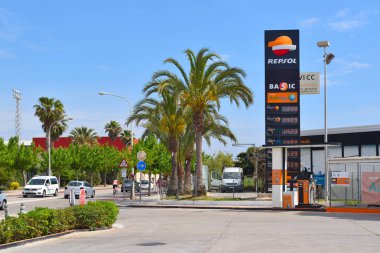 Mallorca, İspanya - 8 Mayıs 2019: Repsol benzin istasyonu. Repsol, İspanyol çok uluslu bir petrol ve gaz şirketidir.