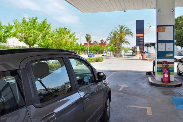 En bil på bensinstationen på sommardagen. Resekoncept — Stockfoto