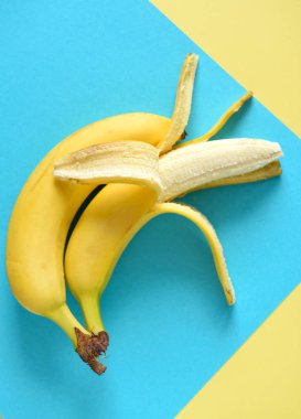 Turkuaz sarısı arka planda iki muz