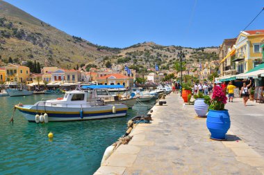 Symi, Yunanistan - 15 Mayıs 2018: Beatiful Symi adasında sahil şeridi, Yunanistan