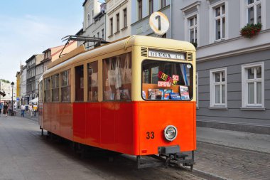 Bydgoszcz Polonya - 15 Ağustos 2019: Dluga Caddesi'nde turistik bilgi olarak kullanılan tarihi tramvay