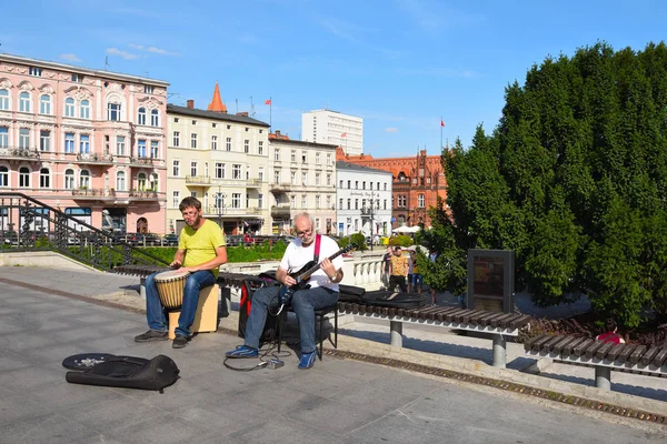 Bydgoszcz Polsko-srpen 15, 2019: pouliční muzikanti na Mostowské ulici u řeky Brda — Stock fotografie