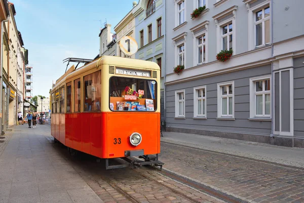 Bydgoszcz Polska-15 sierpnia 2019: ulica dluga w Bydgoszczy ze starym tramwajem używanym jako Informacja turystyczna — Zdjęcie stockowe