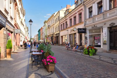 Bydgoszcz Polonya - 15 Ağustos 2019: Dluga caddesindeki eski tarihi konutlar