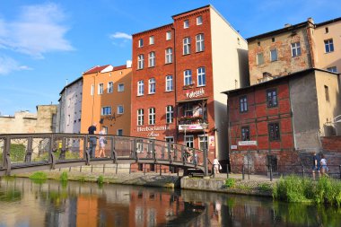 Bydgoszcz Polonya - 15 Ağustos 2019: Brda Nehri dolgu boyunca eski binaları ile Mill (Mlynska) Adası'nda tarihi şehir merkezi