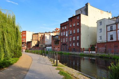Bydgoszcz, Polonya - 15 Ağustos 2019: Mlynska Adası, Tarihi Bydgoszcz bölgesinde Brda Nehri kıyısındaki gezinti