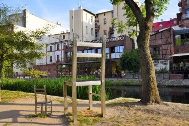 Bydgoszcz, Polonya - 15 Ağustos 2019: Mlynska Adası'nda büyük ve küçük sandalye, Bydgoszcz tarihi bölgesinde Brda Nehri boyunca gezinti