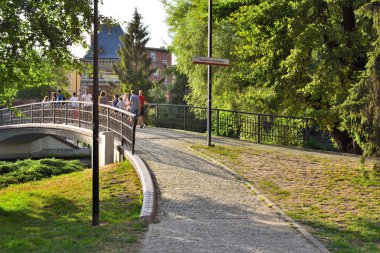 Bydgoszcz, Polonya - 15 Ağustos 2019: Bydgoszcz'un tarihi bölgesinde Mlynska Adası'ndaki Krzysztof Klenczon hafıza köprüsü