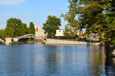 Bydgoszcz, Polonya - 15 Ağustos 2019: Bydgoszcz'un tarihi bölümünde Brda Nehri manzarası