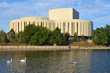 Bydgoszcz Poland - 15 Ağustos 2019: Opera Nova - Brda Nehri kıyısındaki müzik tiyatrosu