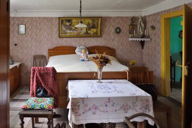 Osiek, Polonya - 16 Ağustos 2019: Notec nehri kıyısındaki Osiek Halk Kültür Müzesi'ndeki eski ahşap çiftliğin içi.