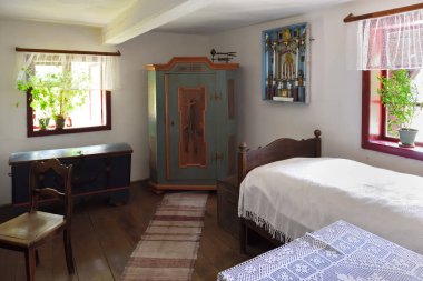 Osiek, Polonya - 16 Ağustos 2019: Notec nehri kıyısındaki Osiek Halk Kültür Müzesi'ndeki eski ahşap çiftliğin içi.