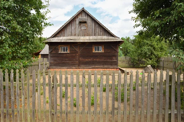 Casa de madeira no Museu de Cultura Folclórica em Osiek, junto ao rio Notec, o museu ao ar livre apresenta cultura popular polonesa. Polónia, Europa — Fotografia de Stock