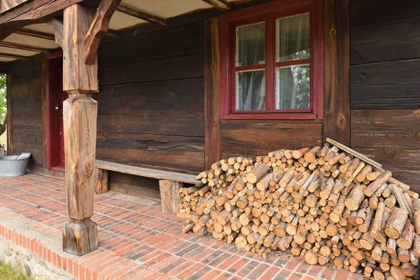 Brennholz im Volkskulturmuseum in Osiek am Fluss Notec präsentiert das Freilichtmuseum polnische Volkskultur. polen, europa — Stockfoto