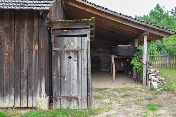 Holztoilette im Volkskulturmuseum in Osiek am Fluss Notec, das Freilichtmuseum präsentiert polnische Volkskultur. polen, europa — Stockfoto