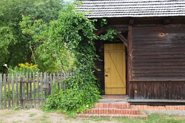Casa velha no Museu de Cultura Folclórica em Osiek, junto ao rio Notec, o museu ao ar livre apresenta cultura popular polonesa. Polónia, Europa — Fotografia de Stock