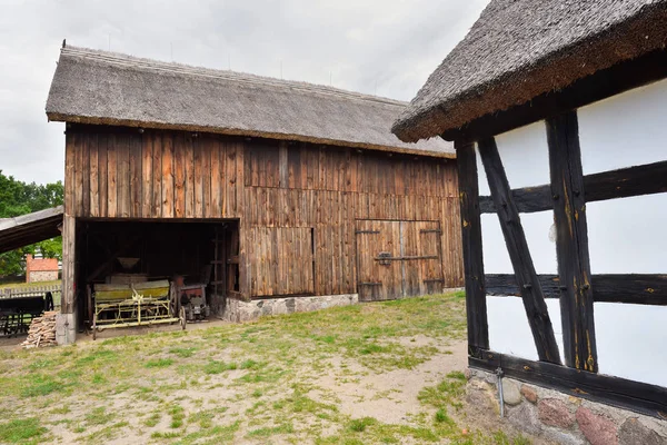 ノテック川沿いのオシークの民俗文化博物館は、野外博物館で、洗練された民俗文化を紹介しています。ポーランド、ヨーロッパ — ストック写真