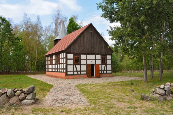 Alte Kirche im Volkskulturmuseum in Osiek am Fluss Notec. polen, europa — Stockfoto