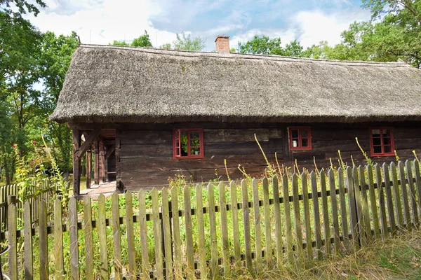 Oud huis met rieten dak in het folk Culture Museum in Osiek aan de rivier de Notec, het etnografisch Park beslaat een gebied van 13 ha. Polen, Europa — Stockfoto