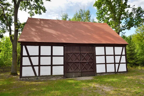 Oud witgekalkt huis in het folk Culture Museum in Osiek aan de rivier de Notec, beslaat het openluchtmuseum een gebied van 13 ha. Polen, Europa — Stockfoto