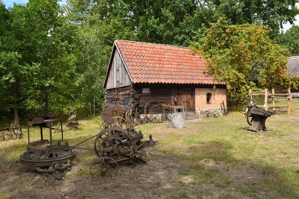 O Museu de Cultura Folclórica em Osiek, junto ao rio Notec, o parque etnográfico cobre uma área de 13 ha. Polónia, Europa — Fotografia de Stock