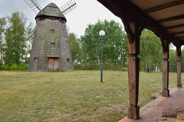 Moinho de vento de madeira velho no Museu de Cultura Folk em Osiek pelo rio Notec, o museu ao ar livre apresenta cultura popular polonês. Polónia, Europa — Fotografia de Stock