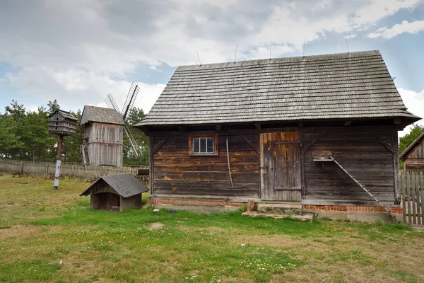 Folk kulturmuseet i Osiek vid floden Notec, friluftsmuseet täcker en yta på 13 hektar. Polen, Europa — Stockfoto