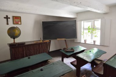 Osiek, Polonya - 16 Ağustos 2019: Notec nehri kıyısındaki Osiek Halk Kültür Müzesi'nde eski okulun içi.