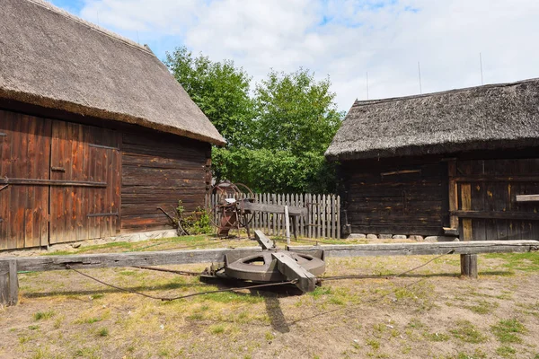 Het folk Culture Museum in Osiek aan de rivier de Notec, het openluchtmuseum presenteert de Poolse volkscultuur. Polen, Europa — Stockfoto