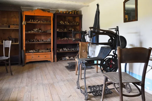 Osiek, Poland - August 16, 2019: Shoemaker's interior in The Folk Culture Museum in Osiek by the river Notec. — Stock Photo, Image
