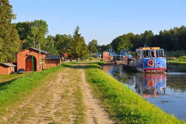 Katy, Polonya - 24 Ağustos 2019: Elblag Kanalı'nda turist yolculukları. 