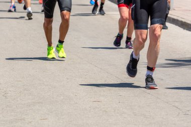 Maraton koşusu, insanlar şehir yolunda yürüyor..