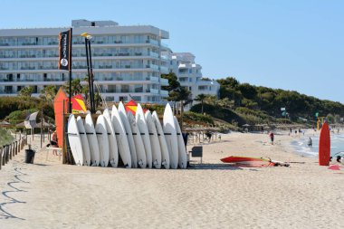 Mallorca, İspanya - 11 Mayıs 2019: Su Sporları Mallorca, Alcudia Kitesurf Okulu