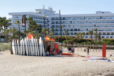 Mallorca, İspanya - 11 Mayıs 2019: Su Sporları Mallorca, Alcudia Kitesurf Okulu