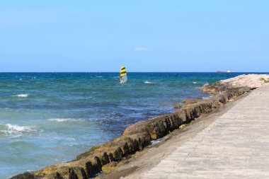 Mallorca kuzey kesiminde kristal berraklığında suları ile Alcudia Körfezi. İspanya