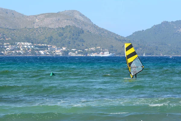 Windsurf. Windsurfer surfeando en las olas del mar azul. Deportes acuáticos — Foto de Stock