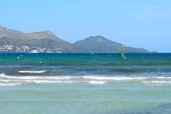 Mallorca kuzey kesiminde Alcudia körfezinin sığ ve turkuaz suları. İspanya
