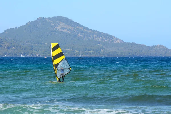 Windsurf. Windsurfer surfeando en las olas del mar azul. Deportes acuáticos —  Fotos de Stock
