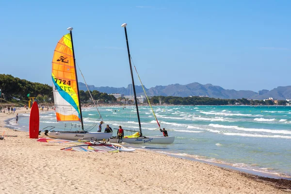 Mallorca, España - 11 de mayo de 2019: Playa de arena con vistas a la bahía de Alcudia — Foto de Stock