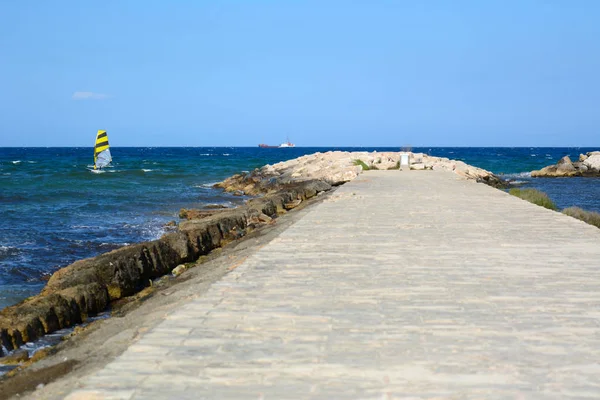Mayorka'nın kuzeyinde, Alcudia Körfezi'ne bakan bir sahil. İspanya