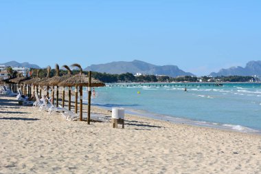 Mallorca, İspanya - 11 Mayıs 2019: Mallorca'nın en popüler Alcudia plajının yanında yer alan Muro plajı (Playa de Muro)