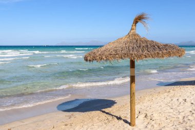 Mallorca Playa de Muro plajda Şemsiye, İspanya