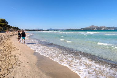 Mallorca, İspanya - 11 Mayıs 2019: Mallorca'nın en popüler Alcudia plajının yanında yer alan Muro plajı (Playa de Muro)