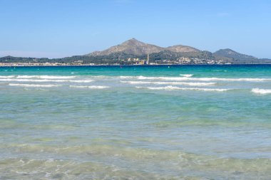 Mallorca kuzey kesiminde Alcudia körfezinin sığ ve turkuaz suları. İspanya