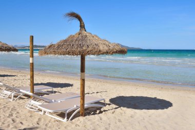 Mallorca Playa de Muro plajda Şemsiyeler, İspanya