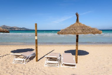 Mallorca Playa de Muro plajda şemsiye şezlong, İspanya